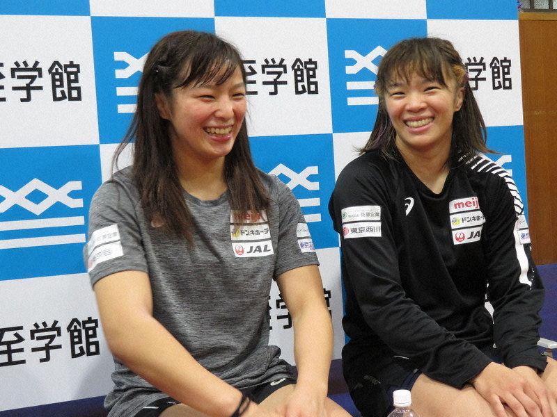 姉妹で金メダルを目指す姉の川井梨紗子(右)と妹友香子=愛知県大府市の至学館大で2020年1月6日午後6時35分、倉沢仁志撮影