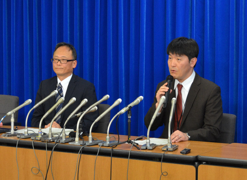 厚生労働省で記者会見する結核感染症課の梅田浩史室長(左)と日下英司課長=2020年1月16日午前10時32分、梅田啓祐撮影
