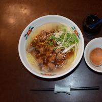 港楽亭の「三崎まぐろラーメン」。マグロ入りのアンがたっぷり乗っている。自家製マグロラー油もお好みで＝神奈川県三浦市三崎で2019年11月15日、長谷川隆撮影