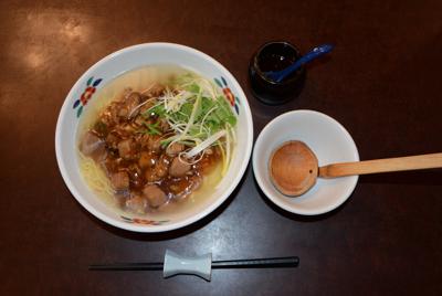 港楽亭の「三崎まぐろラーメン」。マグロ入りのアンがたっぷり乗っている。自家製マグロラー油もお好みで＝神奈川県三浦市三崎で2019年11月15日、長谷川隆撮影