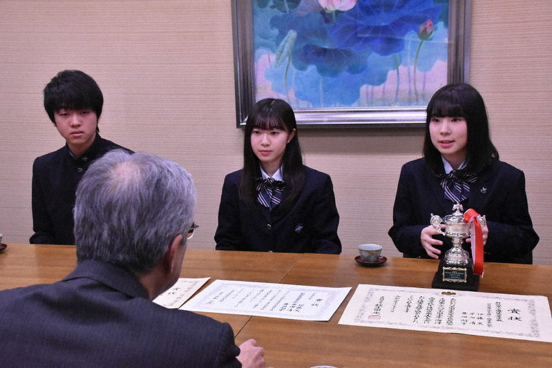 稲荷教育長(手前)に受賞の喜びを語る海洋高2年の伊藤さん、岸田さん、豊田さん(右から)=新潟市中央区の県庁で