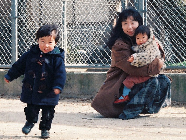 笑顔で駆け出す将ちゃん(左)と、長女を抱く高井千珠さん=高井さん提供