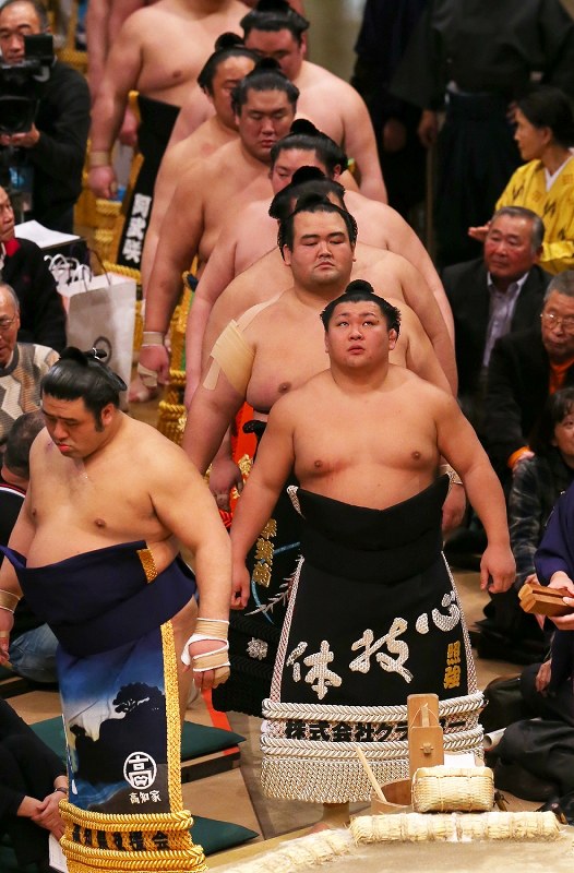 貴景勝は1敗守る 勝ちっ放しは正代のみに 大相撲初場所6日目 [写真特集