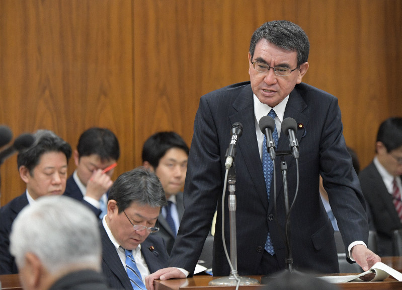 衆院安全保障委員会で海上自衛隊の中東派遣について質問に答える河野太郎防衛相=国会内で2020年1月17日午前9時13分、川田雅浩撮影