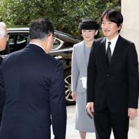 秋篠宮ご夫妻＝神戸市中央区で2020年1月17日午前10時2分（代表撮影）