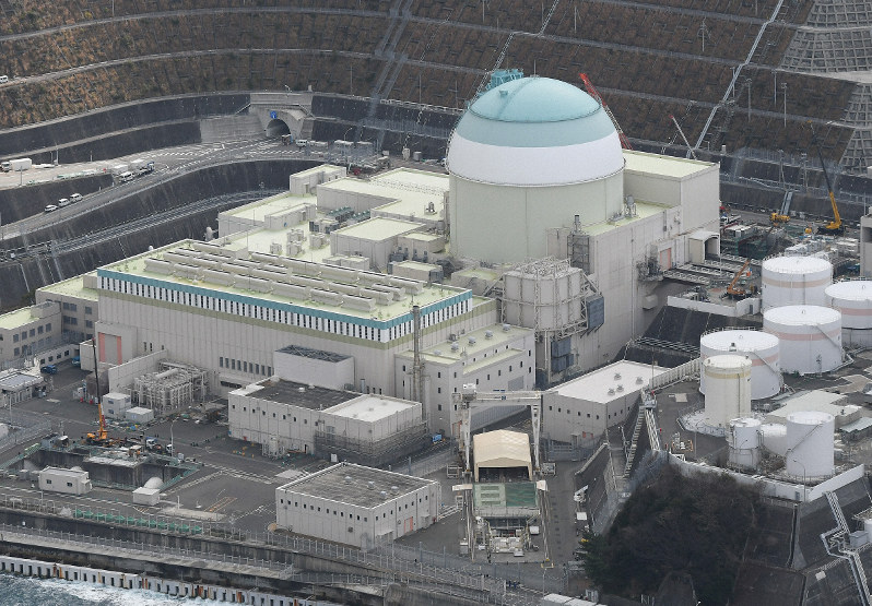 四国電力伊方原発3号機=愛媛県伊方町で2020年1月13日、本社ヘリから大西達也撮影