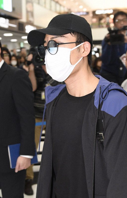 帰国したバドミントンの桃田賢斗選手=成田空港で2020年1月15日午後5時58分、藤井達也撮影
