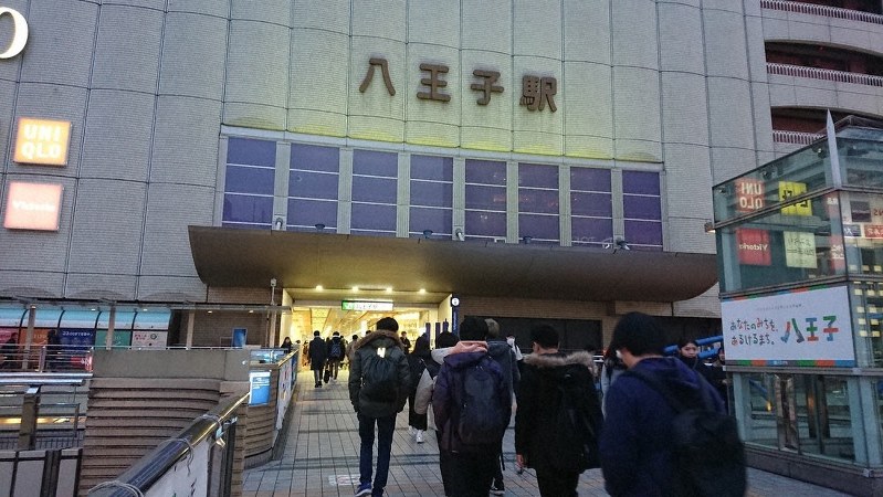 さまざまな課題を抱え、有権者47万人の選択が問われる八王子市長選=JR八王子駅前
