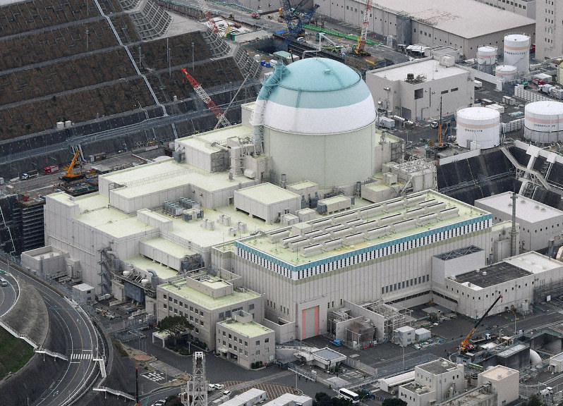 四国電力伊方原発3号機=愛媛県伊方町で2020年1月13日、本社ヘリから大西達也撮影