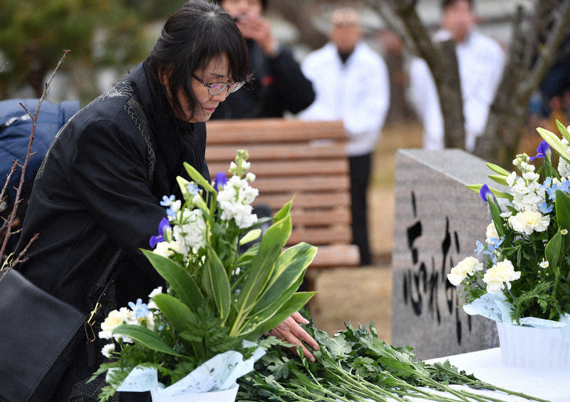 「追悼の碑」の除幕式で、献花をする船越明美さん=兵庫県宝塚市で17日午後0時35分、猪飼健史撮影