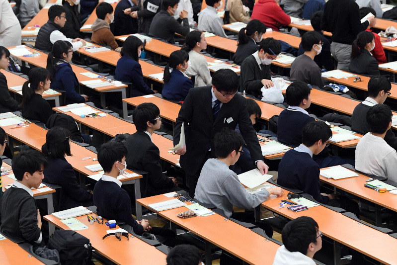 最後のセンター試験、開始 志願者55万人 21年から大学入学共通テストに [写真特集5/12] 毎日新聞