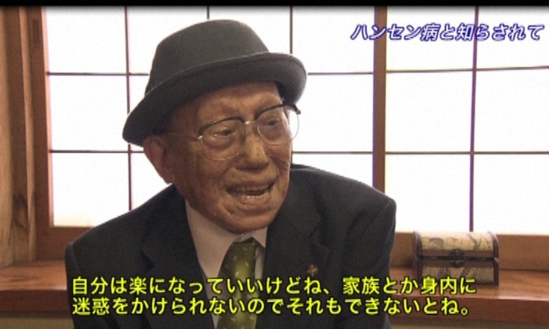 ハンセン病と診断された時の苦しさを振り返る入所者の男性(証言録のDVDから)