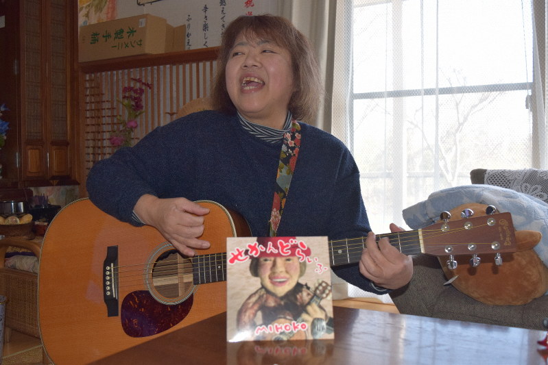 高齢者向けのコミカルな歌も入ったミニアルバムを発売した竹花美穂子さん=岩手県宮古市で