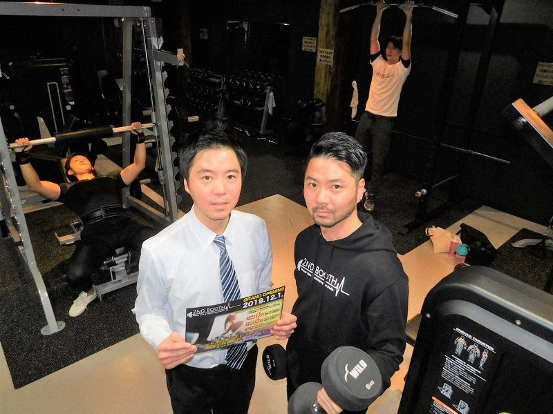 トレーニングジム「セカンド・ブース」の片山剛伸社長(前列左)と弟の晃伸ディレクター(同右)=朝来市和田山町林垣で