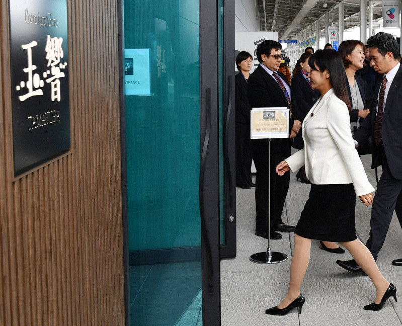 関西国際空港のプライベートジェット専用施設「玉響」を視察する森雅子法相(手前)=関西国際空港で2020年1月19日午後1時57分、木葉健二撮影