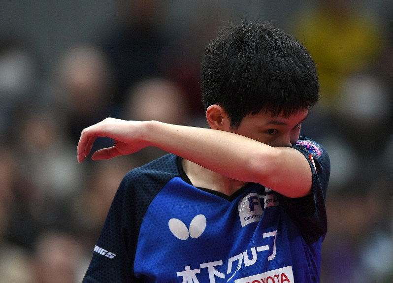 男子シングルス決勝、ポイントを奪われ汗を拭う張本智和=丸善インテックアリーナ大阪で2020年1月19日、久保玲撮影