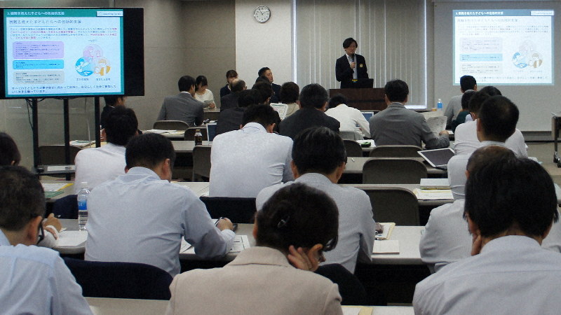 全銀協の説明会で、NPO法人の活動報告を聞く銀行の担当者ら=東京都千代田区の全銀協の会議室で2019年10月21日
