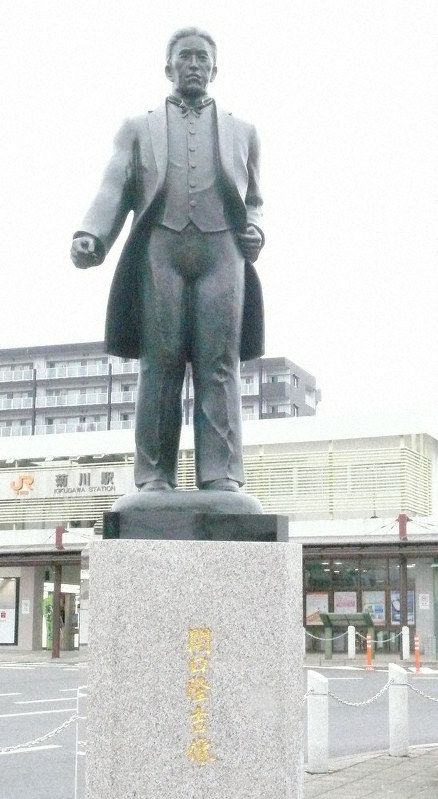 初代知事の銅像建立 功績たたえ駅前に 菊川市 静岡 毎日新聞