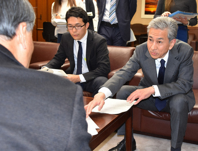 リニア静岡工区の進め方について回答書を提出した江口秀二・国土交通省大臣官房技術審議官(右端)=静岡県庁で