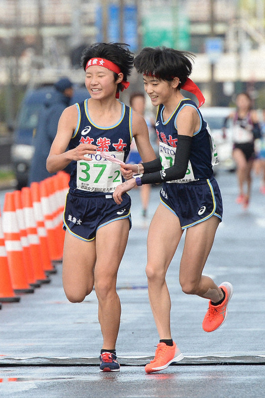 選抜女子駅伝北九州大会 高校の部 筑紫女学園 健闘２位 一般の部 九電工 粘り３位 福岡 毎日新聞