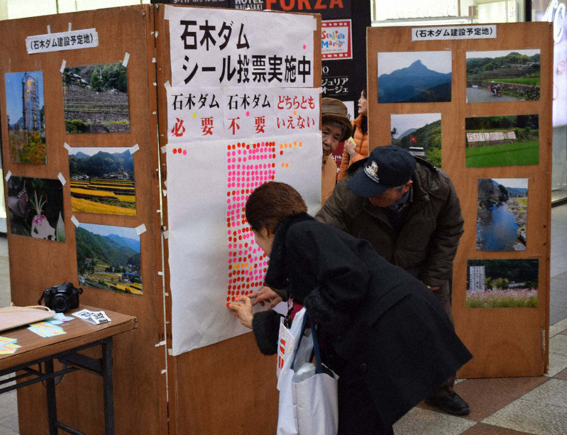 長崎市民(手前)にアンケートをする「石木川の清流とホタルを守る市民の会」