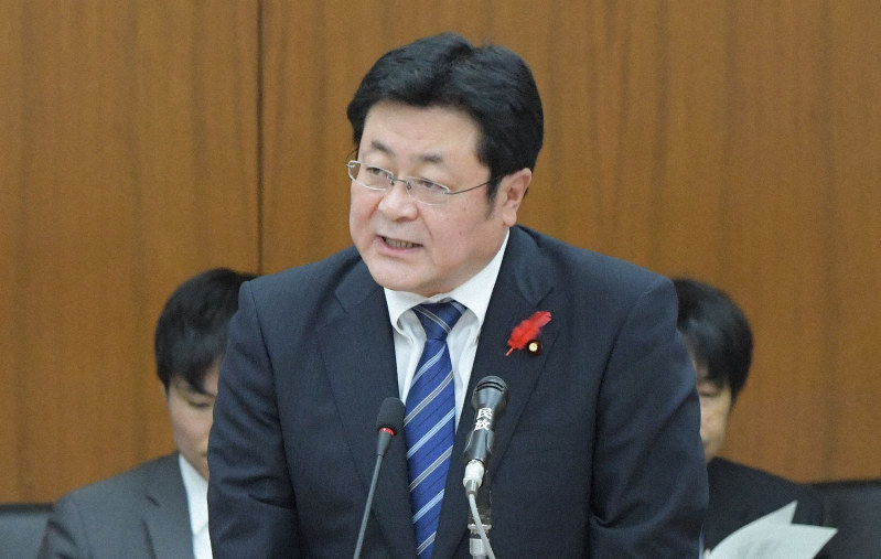 衆院災害対策特別委員会で野党議員の質問に答える西村明宏官房副長官(中央)=国会内で2019年10月1日午前9時11分、川田雅浩撮影