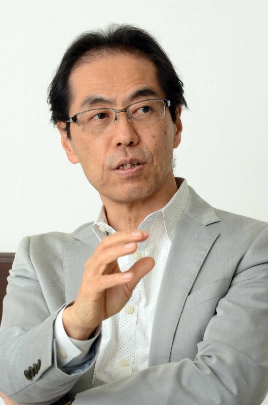サンデー毎日のインタビューに応じる古賀茂明さん=東京・赤坂で2015年4月6日、根岸基弘撮影
