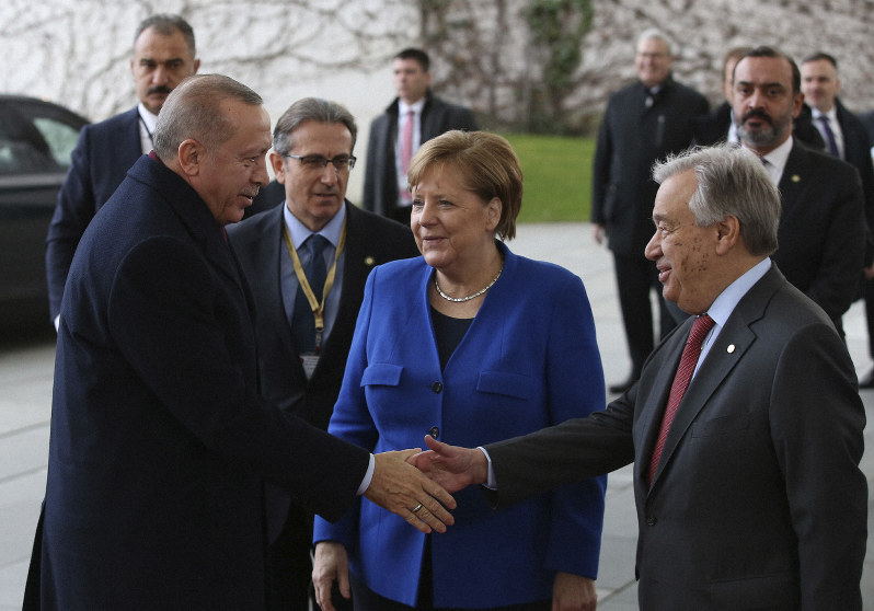 リビア内戦の和平協議を前に、エルドアン・トルコ大統領(左)を出迎えるメルケル独首相(中央)とグテレス国連事務総長(右)=ベルリンで19日、AP