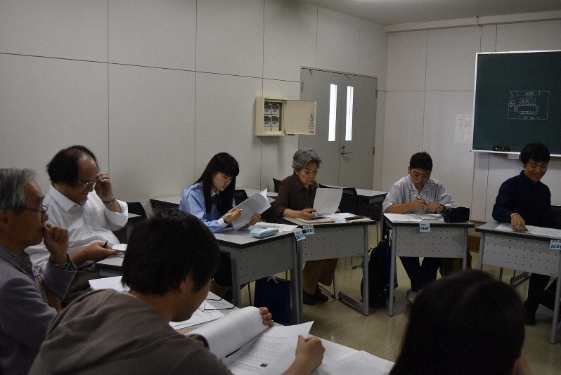 盈進中学高校ヒューマンライツ部の生徒らと被爆者証言の英訳について打ち合わせするNET-GTASメンバーら=2019年2月、菅沼舞撮影