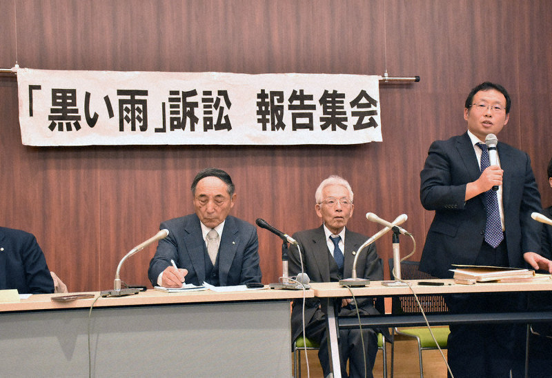 報告集会で判決の見通しを語る原告住民側の竹森泰雅弁護士(右)=広島市中区の広島弁護士会館で、小山美砂撮影