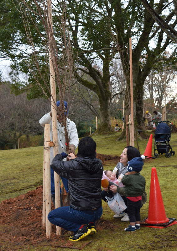 桜３００本を植樹 豊前で市民２００人 福岡 毎日新聞