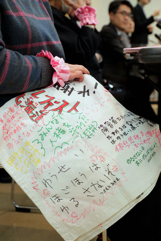 応援の寄せ書きを手に報告集会で思いを語った原告団=仙台市青葉区で20日、和田大典撮影