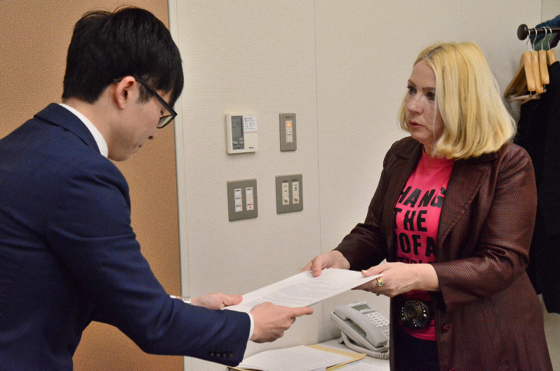 外務省北米局の職員に要望書を手渡すフィッシャーさん(右)=東京都千代田区の衆院第1議員会館で2020年1月20日午後5時1分、竹内麻子撮影