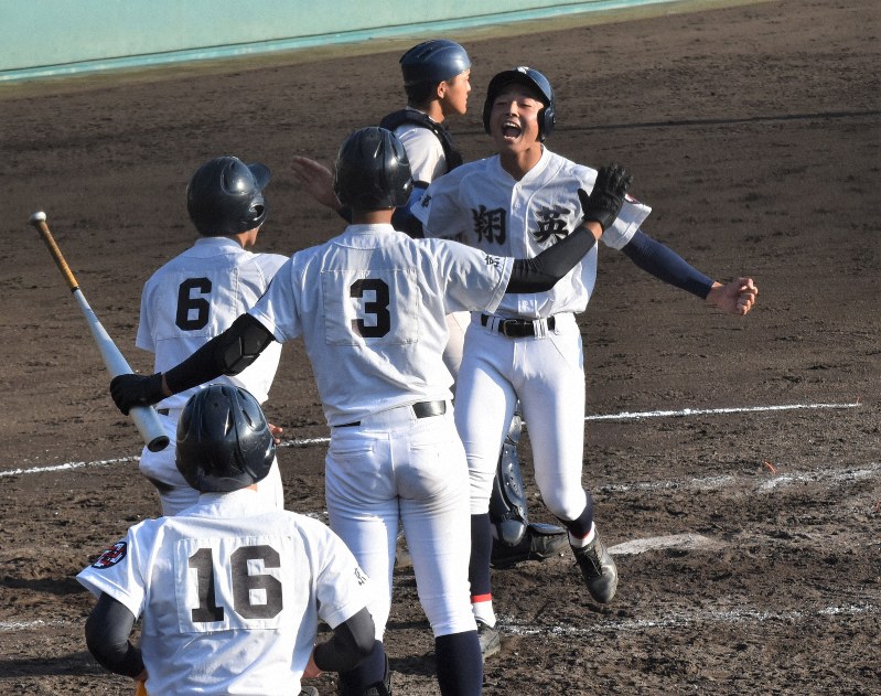 【2019秋季高校野球近畿大会】準々決勝＝履正社10－3京都翔英 [写真特集1/12] 毎日新聞