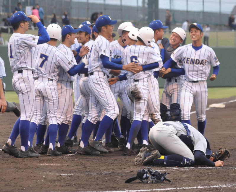 【2019秋季高校野球関東大会】準々決勝＝健大高崎3－2西武台 [写真特集3/11] 毎日新聞
