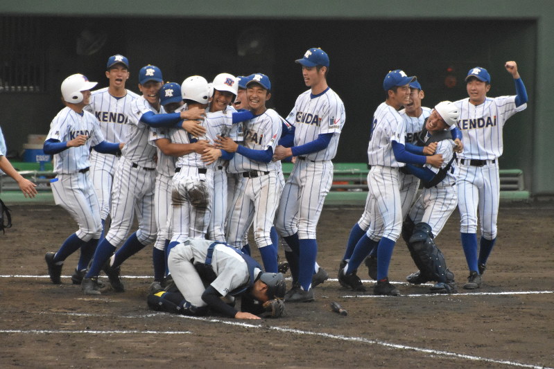 【2019秋季高校野球関東大会】準々決勝＝健大高崎3－2西武台 [写真特集11/11] 毎日新聞