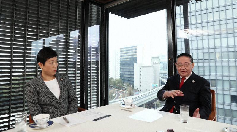 対談する自民党元副総裁の山崎拓氏（右）と辻元清美・立憲民主党幹事長代行＝東京都千代田区で、小川昌宏撮影