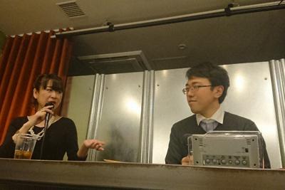 風俗で働くシングルマザーたちの実情について意見を交わす坂爪さん（右）と雨宮さん＝東京都世田谷区で