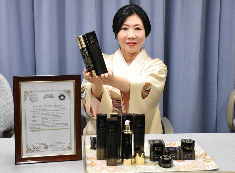 ヴィ・クラスニーサラを持つプレジールの中野由美子社長=静岡市葵区で