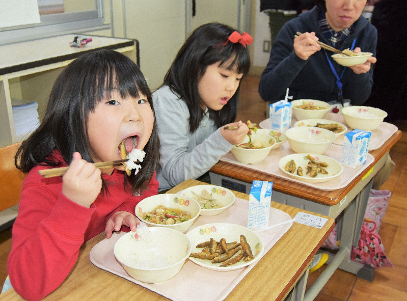 おいしそうに地元産食材の給食を楽しむ子供たち=近江八幡市馬淵町の市立馬淵小学校で、蓮見新也撮影