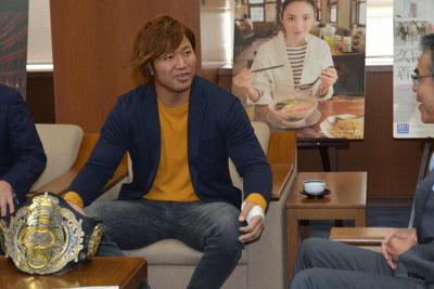 チャンピオンベルトを持参して久留米大会への意気込みを語る宮原選手（左）