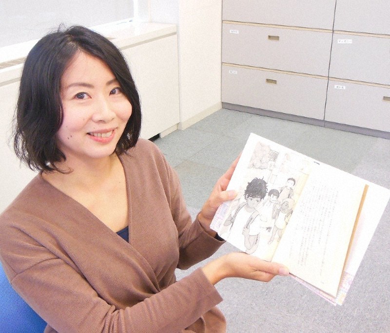 「となりのアブダラくん」を手にする著者の黒川裕子さん=東京都文京区で