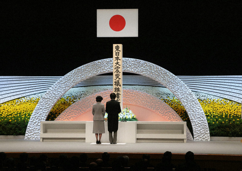 政府主催の「東日本大震災8周年追悼式」で、お言葉を述べられる秋篠宮さまと紀子さま=東京都千代田区の国立劇場で2019年3月11日(代表撮影)
