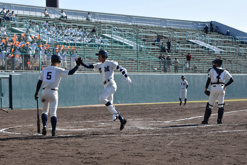 【2019秋季高校野球四国大会】準決勝＝尽誠学園13－2岡豊 [写真特集10/10] 毎日新聞
