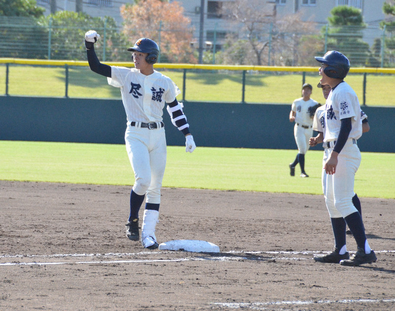 【2019秋季高校野球四国大会】準決勝＝尽誠学園13－2岡豊 [写真特集7/10] 毎日新聞