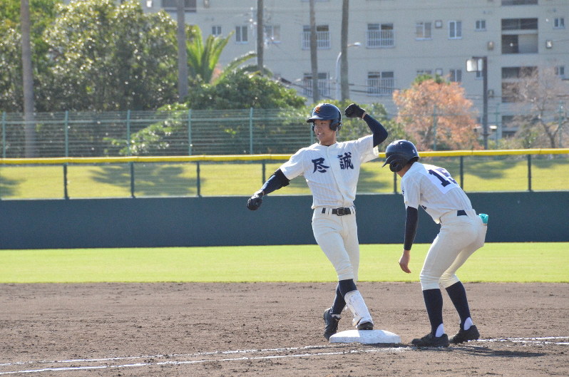【2019秋季高校野球四国大会】準決勝＝尽誠学園13－2岡豊 [写真特集8/10] 毎日新聞