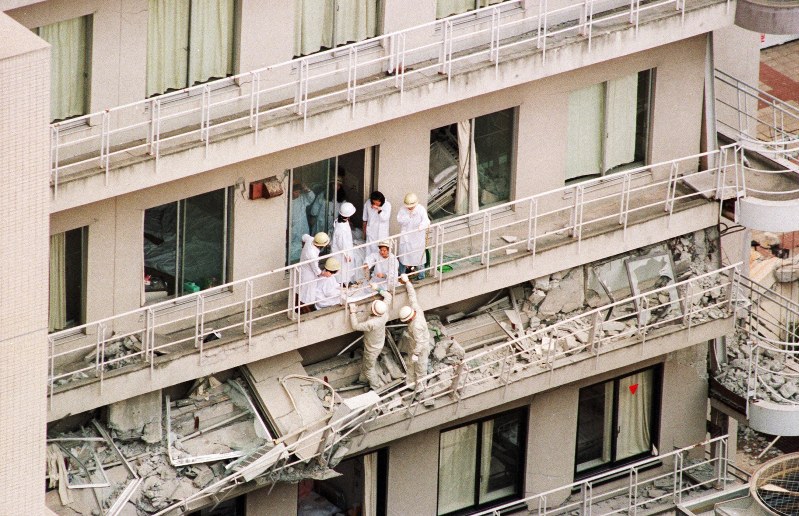 神戸市立西市民病院は5階部分が押し潰され、けが人を救出する作業が続いた=神戸市長田区で1995年1月17日午後0時15分、本社ヘリから