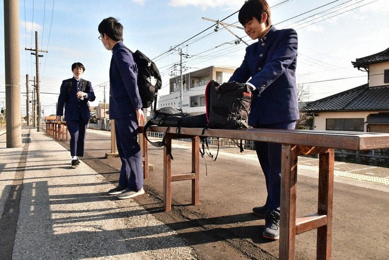 湖北駅に残された担ぎ台。今は乗客の荷物の置き場所として利用されている=千葉県我孫子市で