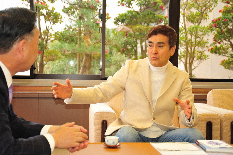大橋一夫市長(左)と懇談する石原良純さん=福知山市役所で、佐藤孝治撮影