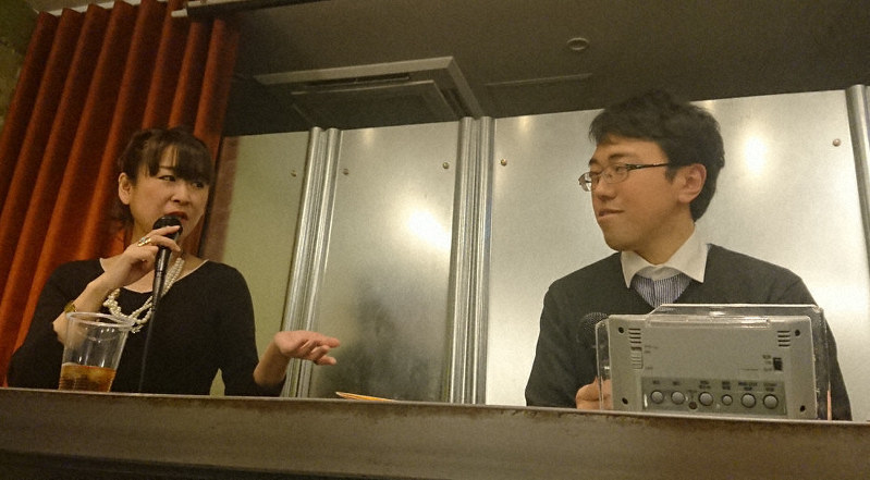 風俗で働くシングルマザーたちの実情について意見を交わす坂爪さん(右)と雨宮さん=世田谷区で2020年1月10日、南茂芽育撮影